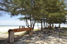 Menikmati Keindahan Pantai Serdang Belitung Timur yang Cocok untuk Piknik