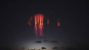 Fenomena Cahaya Merah di Langit Malam Sinyal dari Luar Angkasa?